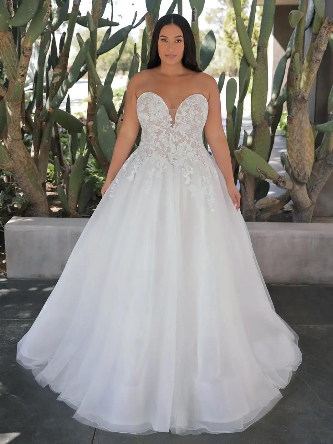 Beautiful Curvy Gowns That You&#39;ll Love Image